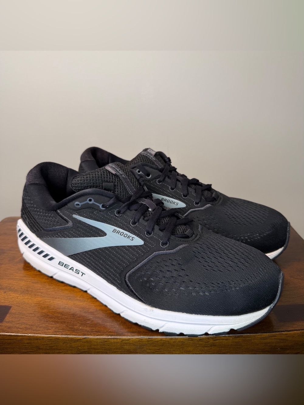 Brooks Beast 20 Men’s Size 12 Wide 2E Black Grey Running Walking Shoes Excellent